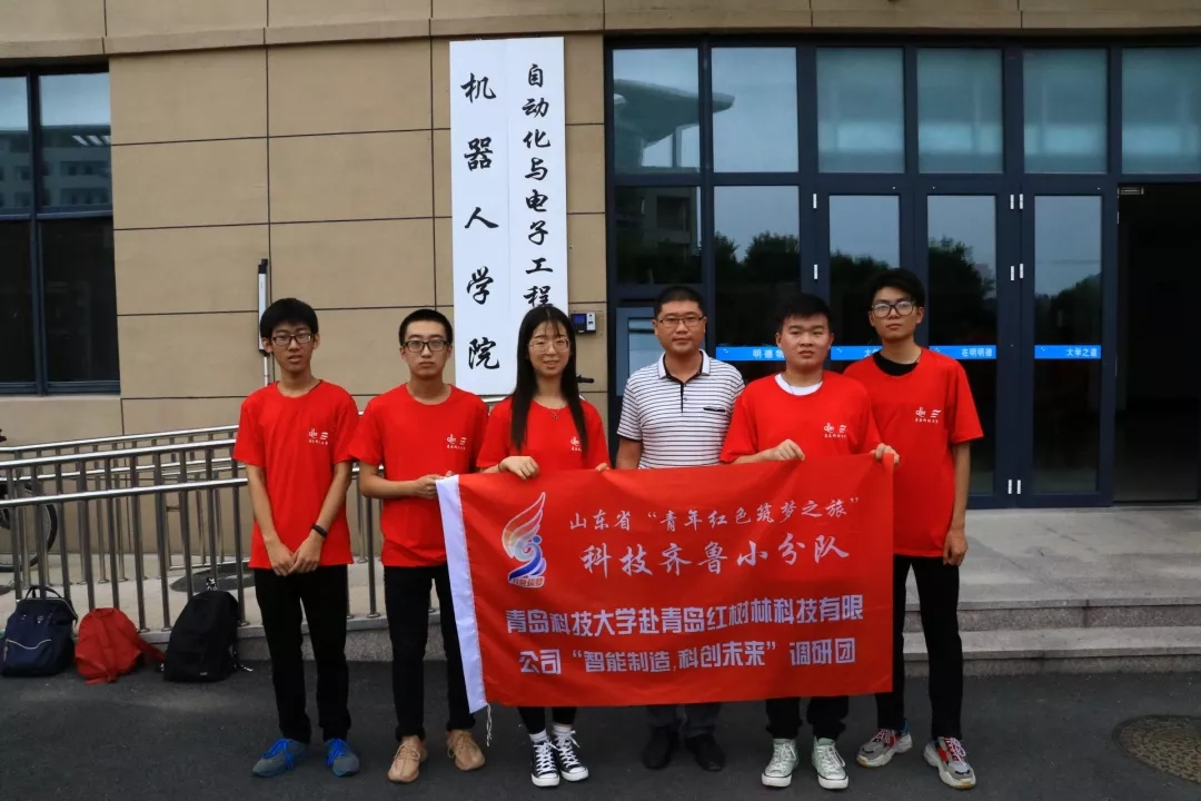 图为学院楼前调研团成员与指导老师马寒合影 图为学院楼前调研团成员与指导老师马寒合影